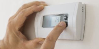 Este mai ieftin să lași aerul condiționat pornit toată ziua sau să îl oprești când pleci de acasă?