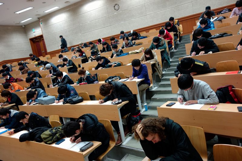 Poți intra la facultate dacă nu ai promovat Bacalaureatul? Ce opțiuni există pentru absolvenții de liceu