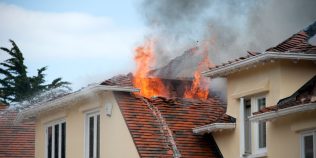 Cum poate să ardă o casă complet în mai puțin de o oră. Materialele de construcție care fac diferența în caz de incendiu