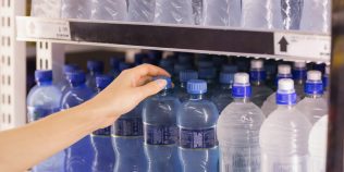 Cât costă o apă plată la 500 ml pe litoralul românesc. Un turist a fotografiat prețul pentru dovadă: „Prețuri de Miami”