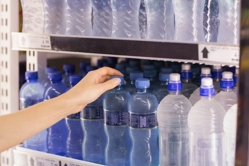 Cât costă o apă plată la 500 ml pe litoralul românesc. Un turist a fotografiat prețul pentru dovadă: „Prețuri de Miami”