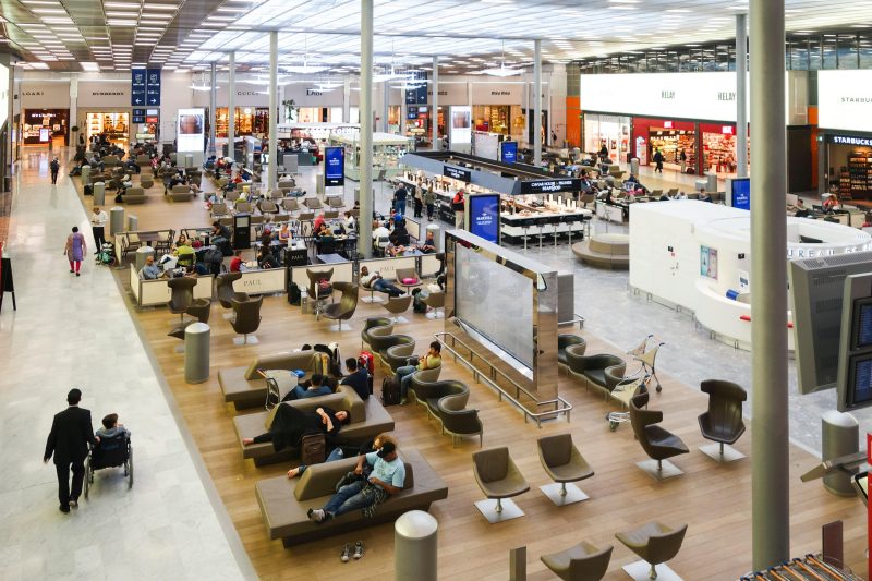 Cum poți intra gratuit în lounge-urile aeroporturilor în 2026. Cardurile care oferă acest avantaj