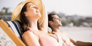 Când devine periculoasă expunerea la soare. La ce ore este recomandat să stai la plajă vara și ce indică indicele UV