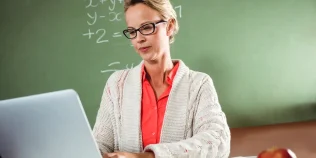 Indemnizația de dirigenție ar putea deveni sumă fixă. Ce propuneri sunt analizate pentru profesori