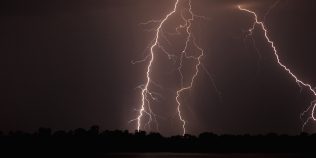 Vreme severă în România. Harta județelor vizate de furtuni și grindină. Ce anunță meteorologii pentru weekend