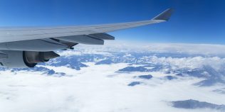 De ce un avion întârziat poate ateriza la ora programată. Trucurile folosite de piloți, nu este vorba doar despre viteză