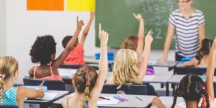 Schimbare pregătită de Ministerul Educației. Elevii ar putea fi evaluați la Religie și în funcție de participarea la slujbe