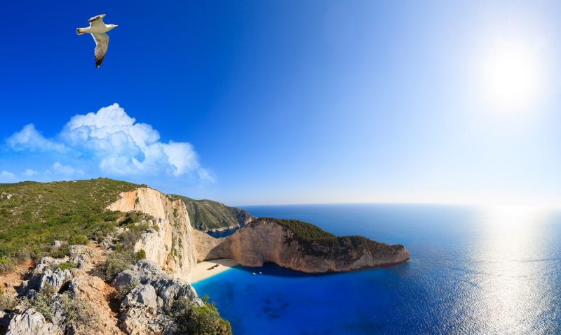 Plaja celebră din Grecia care a fost închisă pentru turiști, se dau amenzi. Cad stânci, avertizează autoritățile