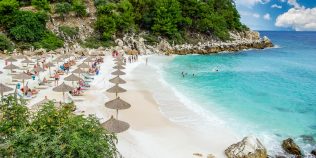 Prețurile de pe plajele din Thassos stârnesc controverse. Ce îi nemulțumește pe turiștii români: „S-a stricat treaba”