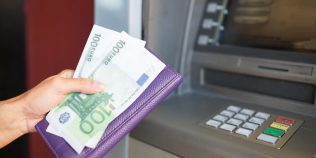 Greșeala care îi lasă pe turiști fără bani în vacanță. De ce nu este indicat să scoți cash de la anumite bancomate din străinătate