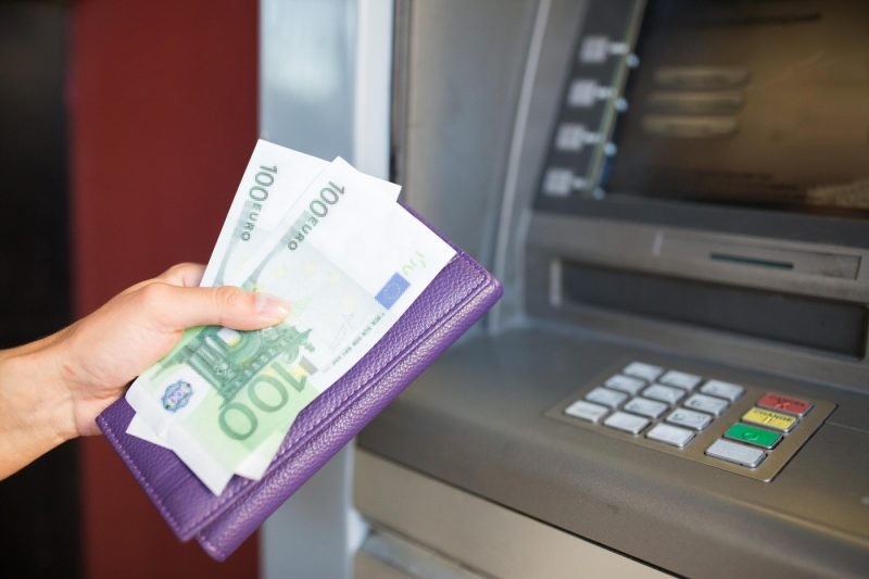 Greșeala care îi lasă pe turiști fără bani în vacanță. De ce nu este indicat să scoți cash de la anumite bancomate din străinătate