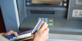 Când poate banca să îți ceară explicații pentru banii din cont. Tranzacțiile verificate mai atent, tabel explicativ