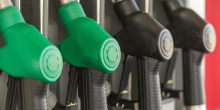 Cât costă benzina și motorina azi, 23 iunie 2026. De ce se scumpesc carburanții deși petrolul se ieftinește?