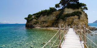 6 plaje mai puțin cunoscute din Grecia recomandate de românii care le-au descoperit. Alternative la Thassos, Lefkada și Zakynthos