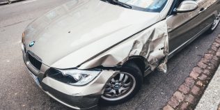 Ai găsit mașina lovită în parcare și șoferul a plecat. Ce trebuie să faci și în cât timp trebuie să anunți incidentul