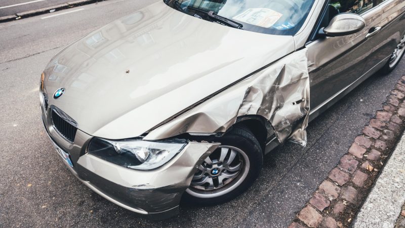 Cine plătește dacă îți găsești mașina lovită în parcare. Ce spune legea și cum recuperezi daunele