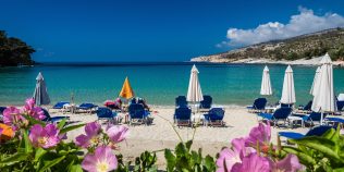Scumpiri masive în Thassos înainte de sezonul estival 2026. Cât costă un șezlong în primul rând la plajă și ce consumație trebuie să faci