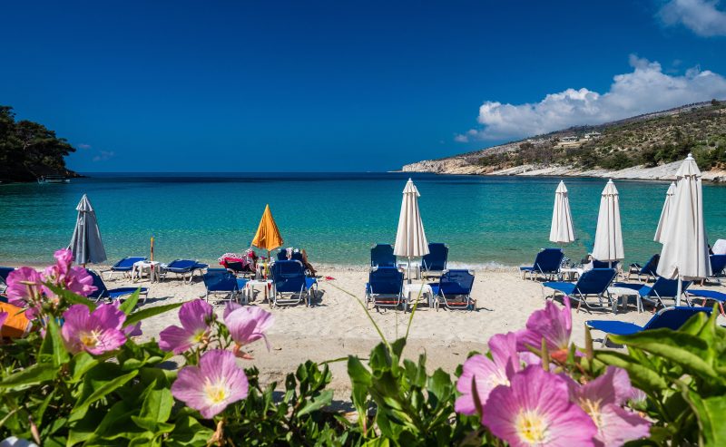 Scumpiri masive în Thassos înainte de sezonul estival 2026. Cât costă un șezlong în primul rând la plajă și ce consumație trebuie să faci
