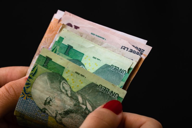 Când intră pe card alocațiile, pensiile și indemnizațiile în luna iulie. Românii care primesc mai mulți bani în următoarea perioadă