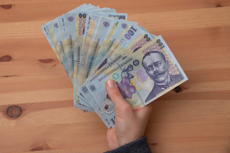 Meseriile din care se câștigă cel mai mult fără facultate. Unele salarii depășesc 8.000 de lei pe lună