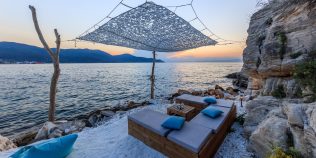 Insula din Grecia care îi face pe turiști să revină an de an. Are plaje spectaculoase și sate de poveste
