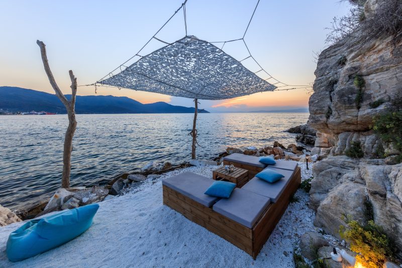 Insula din Grecia care îi face pe turiști să revină an de an. Are plaje spectaculoase și sate de poveste