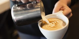 Cum a ajuns cafeaua din București la prețul uneia din Paris. Analiza unei scumpiri care ridică semne de întrebare