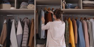 Trucul simplu care face hainele să miroasă frumos săptămâni întregi. Ce să pui în dulap