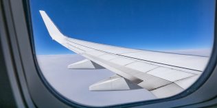 Motivul pentru care mulți oameni poartă o minge de tenis cu ei atunci când călătoresc cu avionul. Până şi experţii recomandă trucul