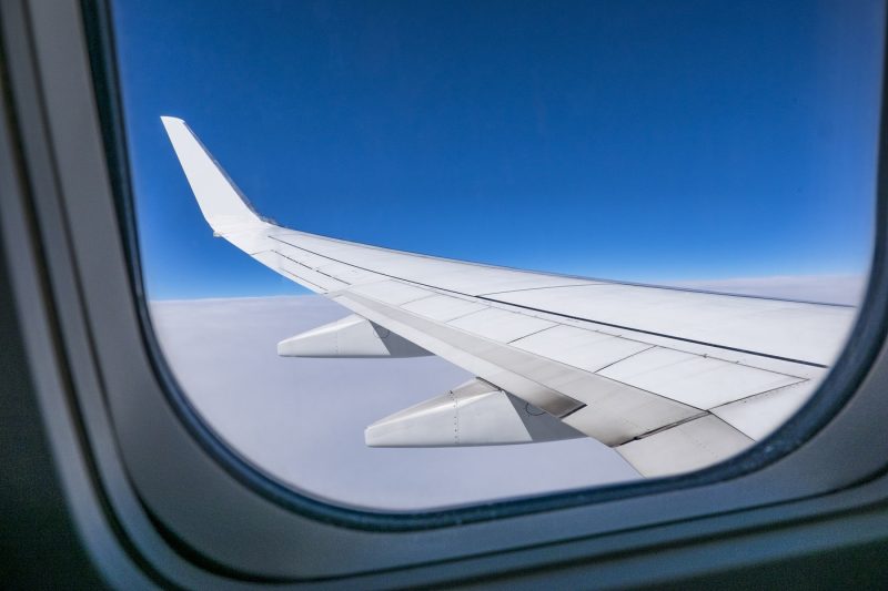 Motivul pentru care mulți oameni poartă o minge de tenis cu ei atunci când călătoresc cu avionul. Până şi experţii recomandă trucul