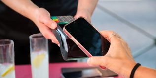 Ce se întâmplă cu bacșișul lăsat pe card la restaurante sau baruri. Explicația care îi face pe unii ospătari să prefere cash-ul