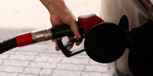 Reduceri surpriză la pompă. Cât au ajuns să coste benzina și motorina azi, 9 iunie