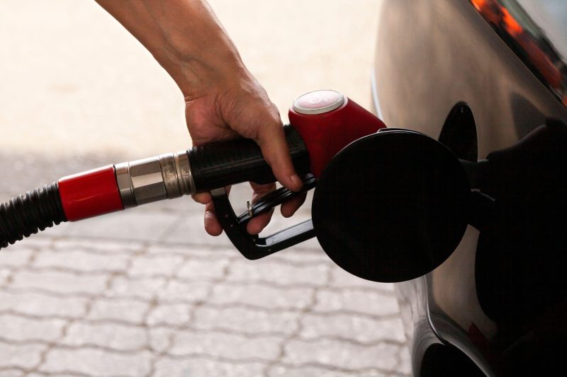 Reduceri surpriză la pompă. Cât au ajuns să coste benzina și motorina azi, 9 iunie