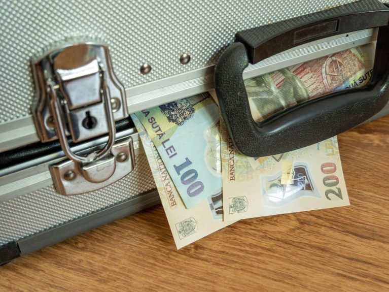 De ce spun specialiștii să nu ții sume mari de bani cash în casă. Riscurile la care se expun românii