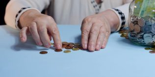 Cele mai mari greșeli financiare pe care le fac românii după 40 de ani. Mulți ajung să regrete abia la pensie