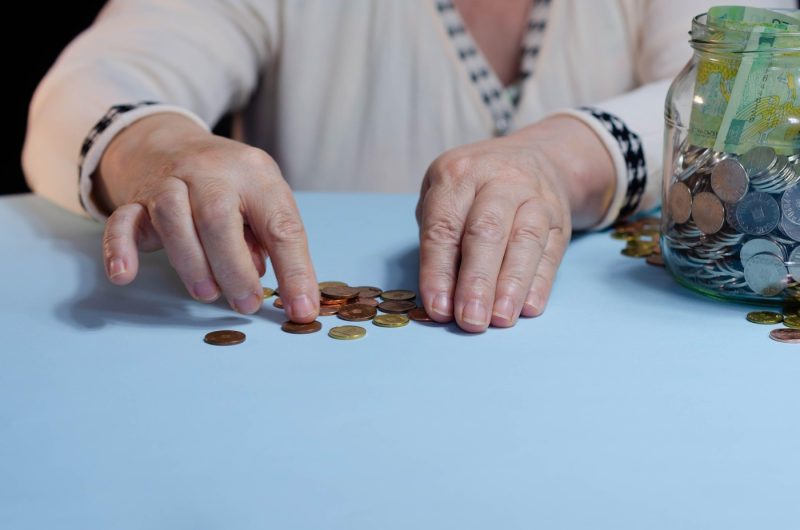 Cele mai mari greșeli financiare pe care le fac românii după 40 de ani. Mulți ajung să regrete abia la pensie
