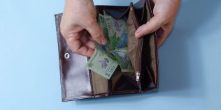 Cu cât vor crește salariile românilor în 2026. De ce mulți vor simți că au mai puțini bani decât anul trecut