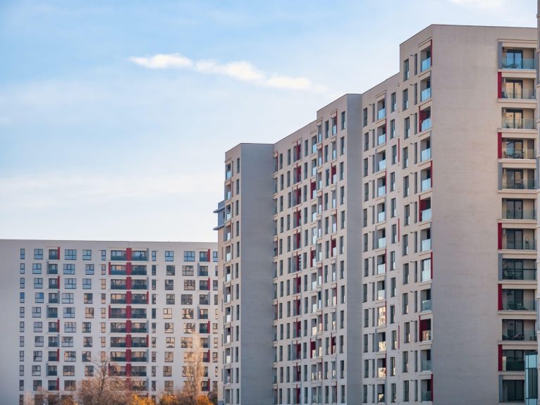 Românii care nu au acest document pentru locuință pot primi amenzi uriașe. Mulți află prea târziu