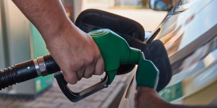 Cât costă un plin după ultima ieftinire a carburanților. Prețurile din București, Cluj, Iași și Constanța