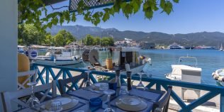 Cât costă să mănânci la tavernă în Grecia în 2026. Nota reală pe care o plătesc românii în Thassos