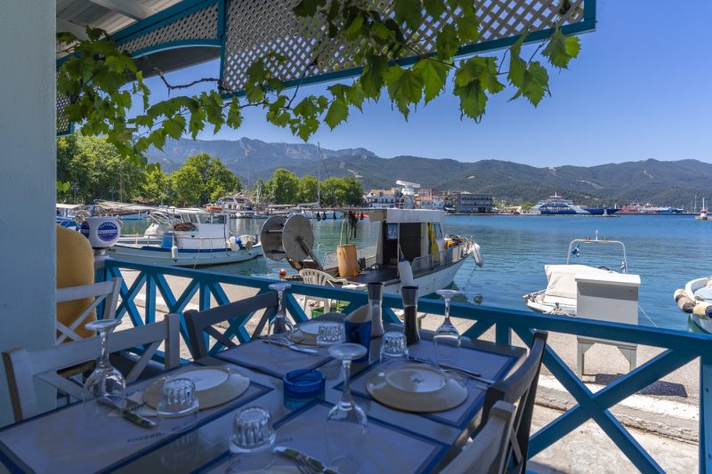 Cât costă să mănânci la tavernă în Grecia în 2026. Nota reală pe care o plătesc românii în Thassos