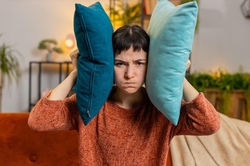 Ce să faci dacă ai vecini gălăgioși la hotel. Sfaturile unui manager hotelier pentru a evita conflictele