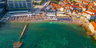 Cât costă un șezlong în Muntenegru în vara lui 2026. Prețurile de pe cele mai populare plaje din Budva