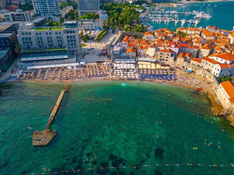 Cât costă un șezlong în Muntenegru în vara lui 2026. Prețurile de pe cele mai populare plaje din Budva