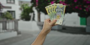 Ce este „doomspendingul”, fenomenul care îi sperie pe specialiști. De ce economisirea nu mai este o prioritate pentru tineri