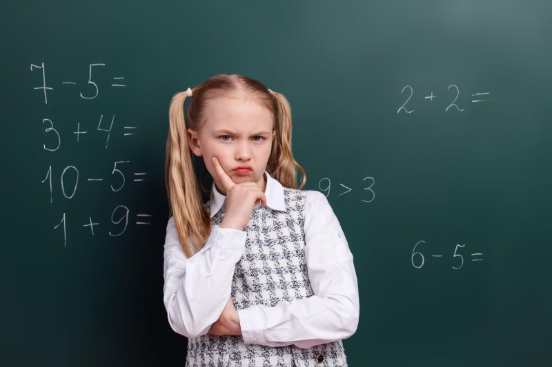 Problema de matematică de clasa a III-a pe care puțini internauți o rezolvă. „Câți bani îi mai rămân Mariei după toate cumpărăturile?”