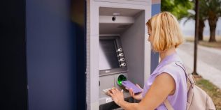 Mulți români fac această greșeală la ATM în Grecia. Pot pierde zeci de euro la o singură retragere