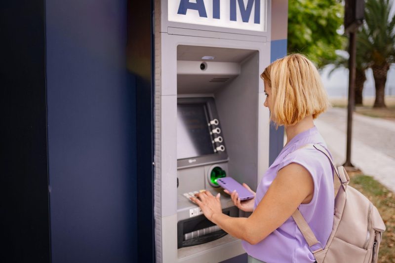 Mulți români fac această greșeală la ATM în Grecia. Pot pierde zeci de euro la o singură retragere