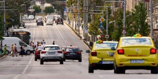 Întoarcerea într-o intersecție semaforizată. Când este permisă și ce amendă riști dacă încalci regulile