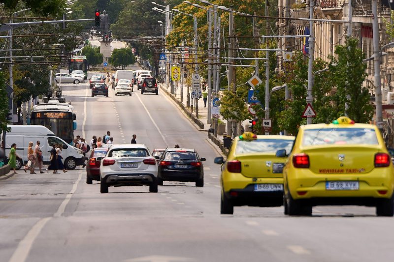 Întoarcerea într-o intersecție semaforizată. Când este permisă și ce amendă riști dacă încalci regulile